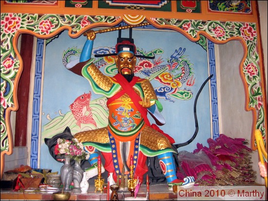 Erhai Meer - kleurrijke beelden bij tempel 